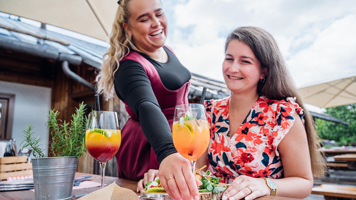 Menschen die sich unterhalten.