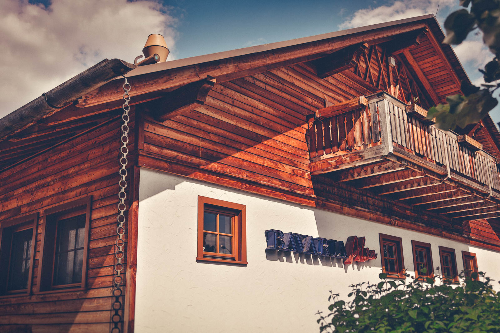 Bavaria Alm Gebäude mit Himmel und Balkon