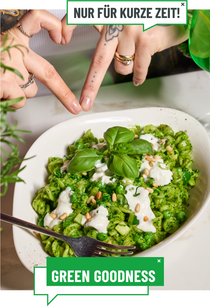 Eine Person hällt eine Schale mit der Burrata-Pasta in die Kamera.