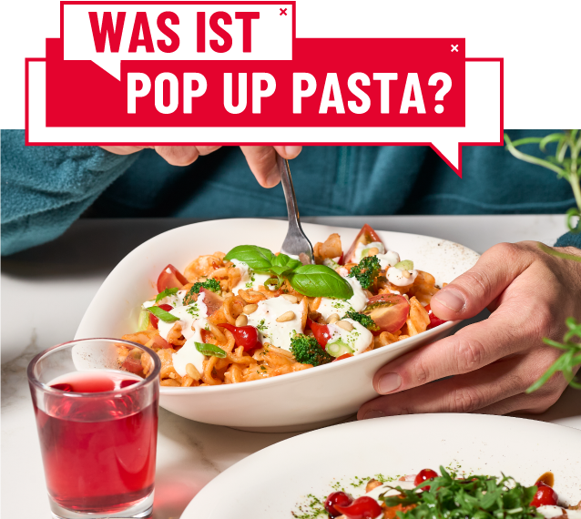 Eine Person sitzt mit der Burrata-Pasta an einem Tisch.