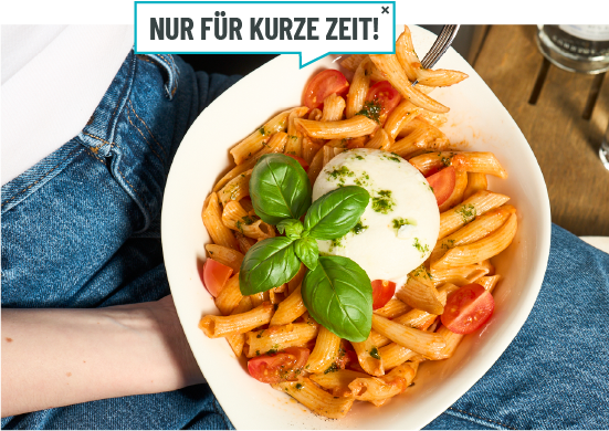 Eine Person hällt eine Schale mit der Burrata-Pasta in die Kamera.